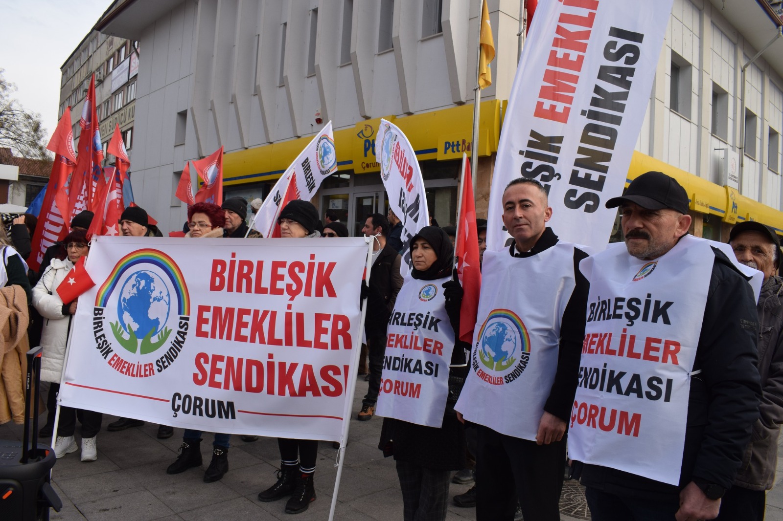EMEKLİLERE İKİ BAYRAMDA BİRER MAAŞ İKRAMİYE VERİLSİN